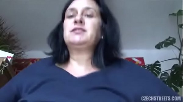 MUJER MADURA FOLLANDO CON UN SEMENTAL