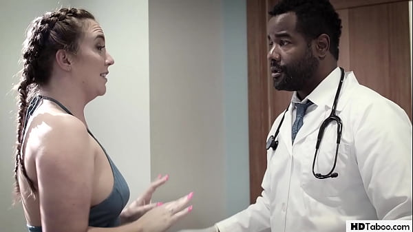 MÉDICO VISITADO POR SU PACIENTE FAVORITA QUE PAGA UNA CITA SÓLO PARA QUE LE METAN UN PALO GRANDE Y GRUESO POR EL CULO