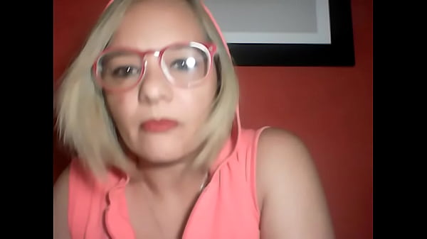 CASADA CON SU HIJA, VIO A SU TRAVIESA SUEGRA SÓLO EN BRAGAS Y NO PUDO RESISTIRSE.