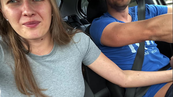 EN MEDIO DE LA CALLE, ESTA RUBIA TRAVIESA LE BAJÓ LOS PANTALONES A SU NOVIO Y SE LA CHUPÓ.