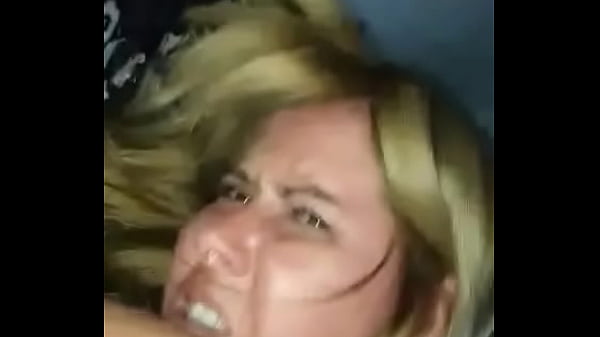 ESTA RUBIA A LA QUE LE ENCANTA QUE LA FOLLEN POR EL CULO PONE CARA DE DOLOR.