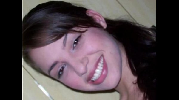 ESTA CHICA MUY TRAVIESA MUESTRA SU DELICIOSO CUERPO Y ESTÁ LOCA POR TOMAR POLLA