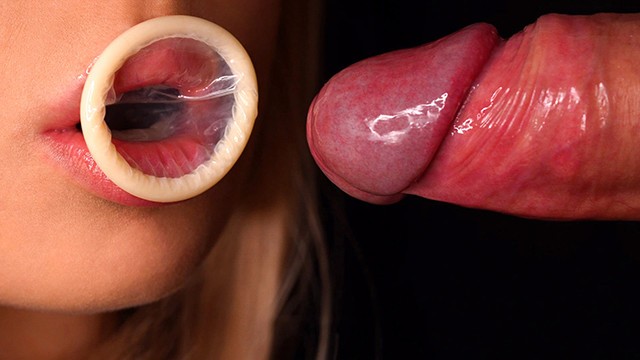 PROFESIONAL PONIÉNDOSE UN PRESERVATIVO CON LA BOCA