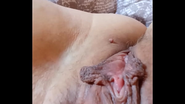 PUTA MASTURBÁNDOSE LOCAMENTE CON SU MANO