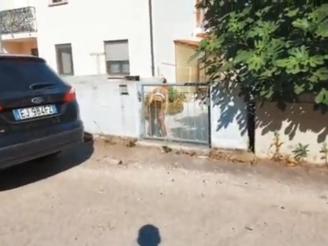 RUBIA ARDIENTE SE MONTA EN EL POSTE Y SE ABRE DE PIERNAS