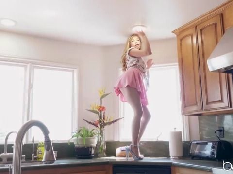 RUBIA TRAGA LECHE DE UN MANJUBE GIGANTE