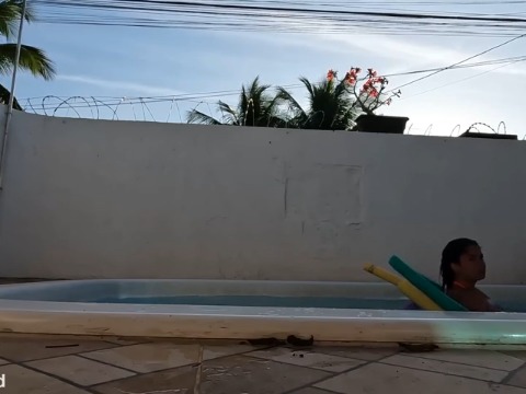 TRAVIESA NIÑA FOLLANDO DURO CON CORONA EN LA PISCINA